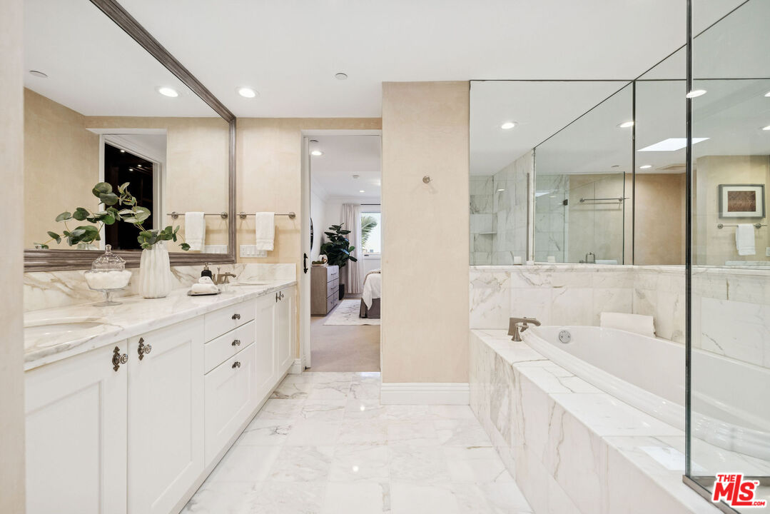 261 South Reeves Drive, Unit PH3 Beverly Hills, CA 90212 - Photo 12 of 23