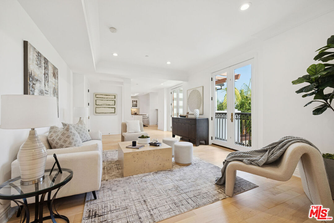 261 South Reeves Drive, Unit PH3 Beverly Hills, CA 90212 - Photo 2 of 23