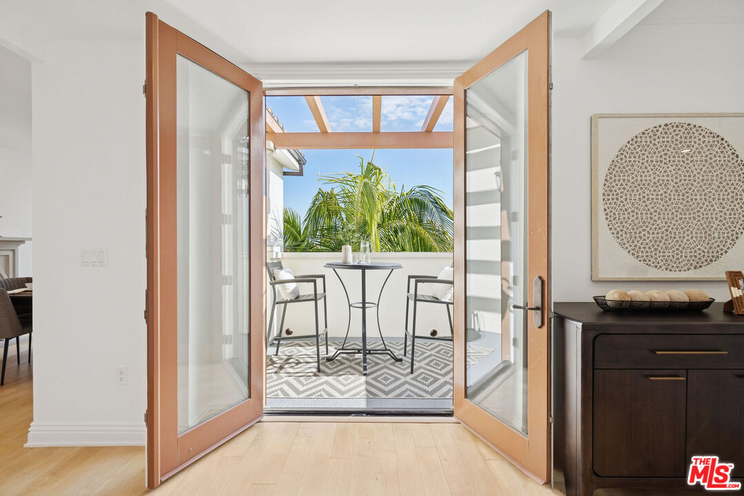 261 South Reeves Drive, Unit PH3 Beverly Hills, CA 90212 - Photo 3 of 23