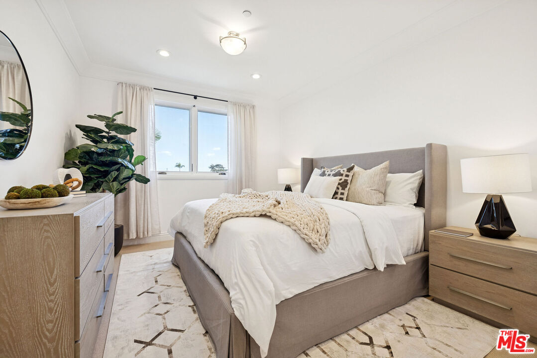 261 South Reeves Drive, Unit PH3 Beverly Hills, CA 90212 - Photo 9 of 23