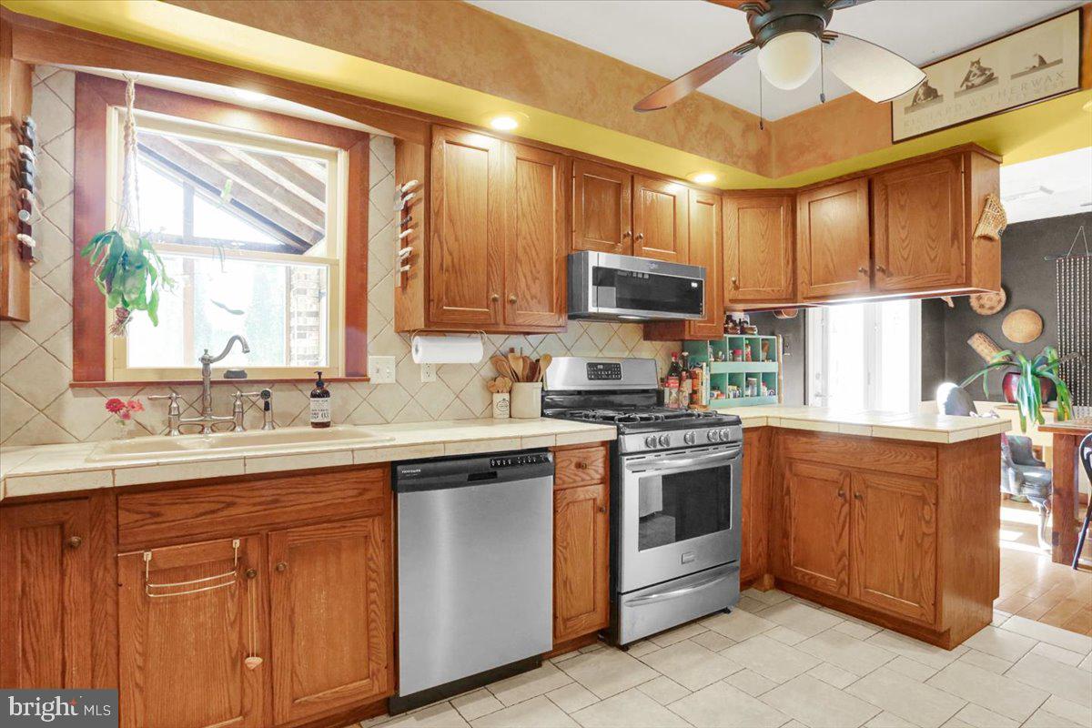 799 Gibraltar Road Reading, PA 19606 - Photo 11 of 35 Stainless-steel appliances
