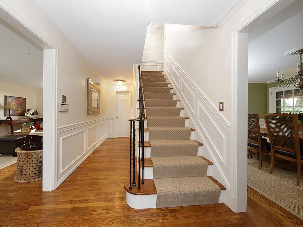 895 Valleyview Road Mt. Lebanon, PA 15243 - Photo 3 of 25 Gallery Image 3