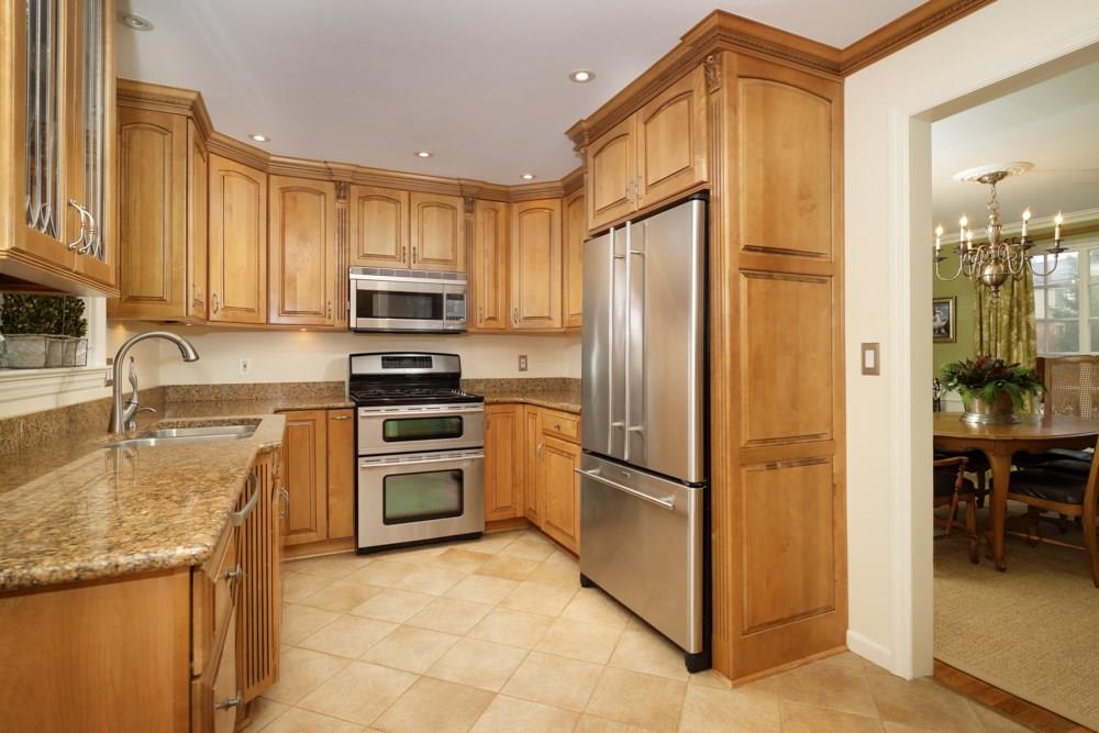 895 Valleyview Road Mt. Lebanon, PA 15243 - Photo 9 of 25 Gallery Image 9