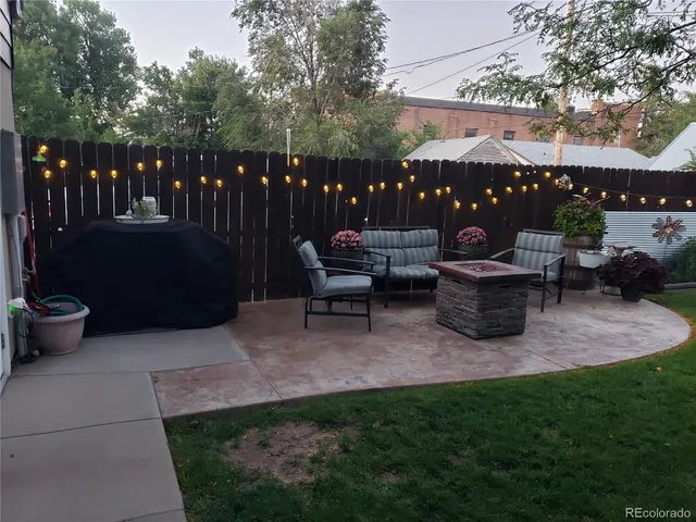 a view of a back yard