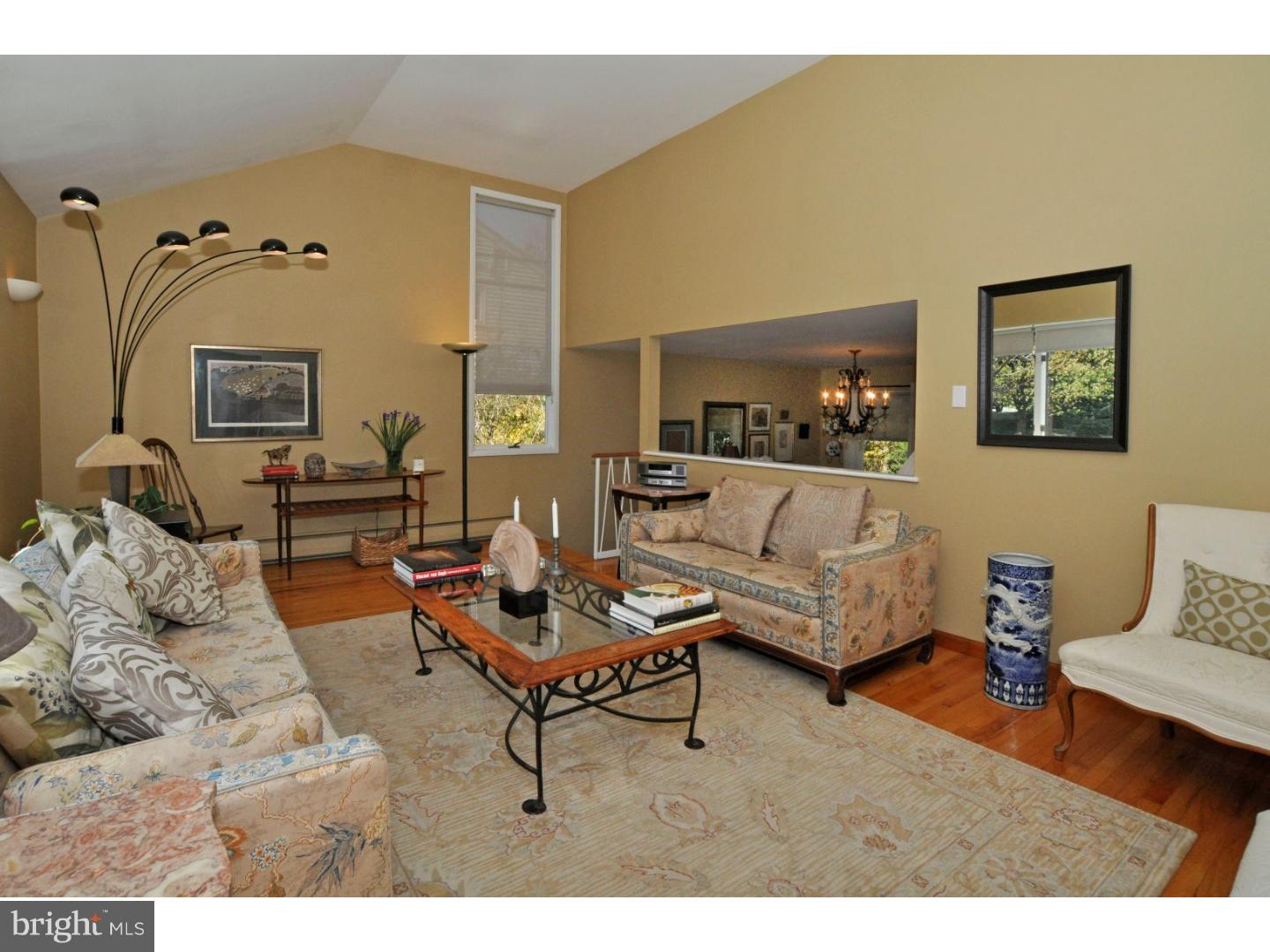 527 Davis Road Cheltenham, PA 19012 - Photo 4 of 25 Living Room