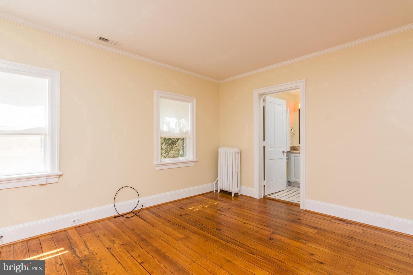 151 Duke Of Gloucester Street Annapolis, MD 21401 - Photo 20 of 28 a bedroom with a bed and a window