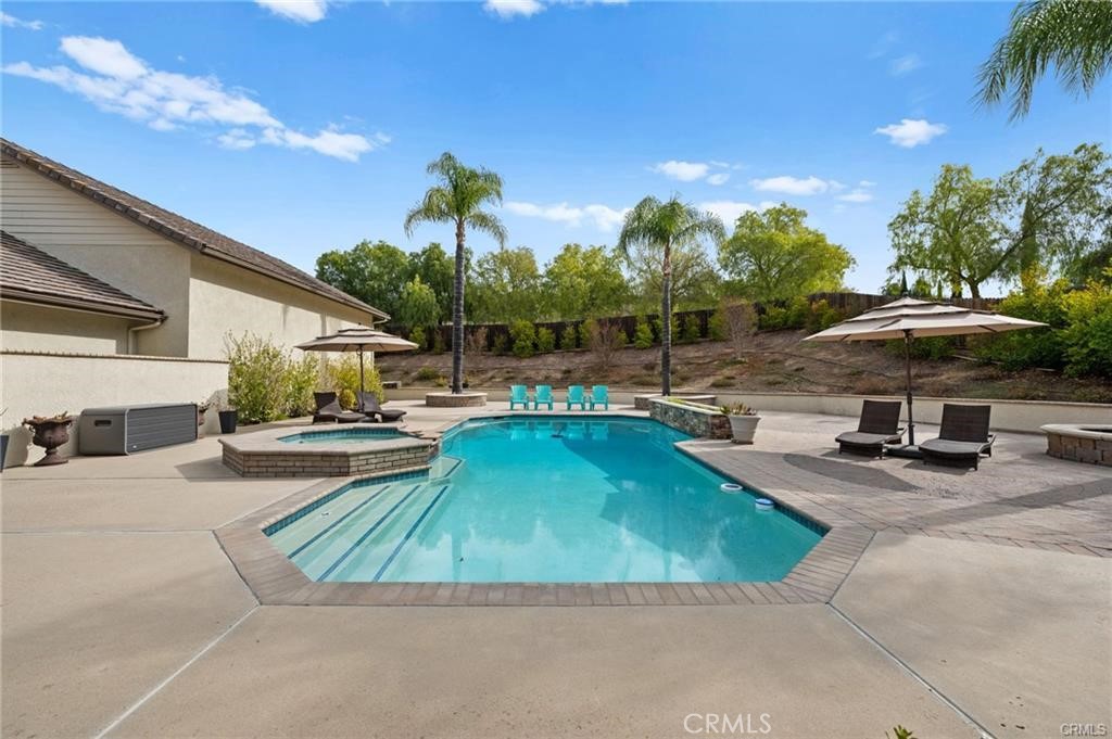 39581 Sperry Court Temecula, CA 92591 - Photo 50 of 63 a view of a swimming pool with sitting area