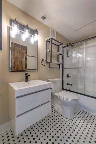 $235,000 | 11614 Tomahawk Creek Parkway, Unit I, Leawood, KS 66211