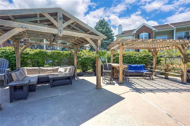 $235,000 | 11614 Tomahawk Creek Parkway, Unit I, Leawood, KS 66211