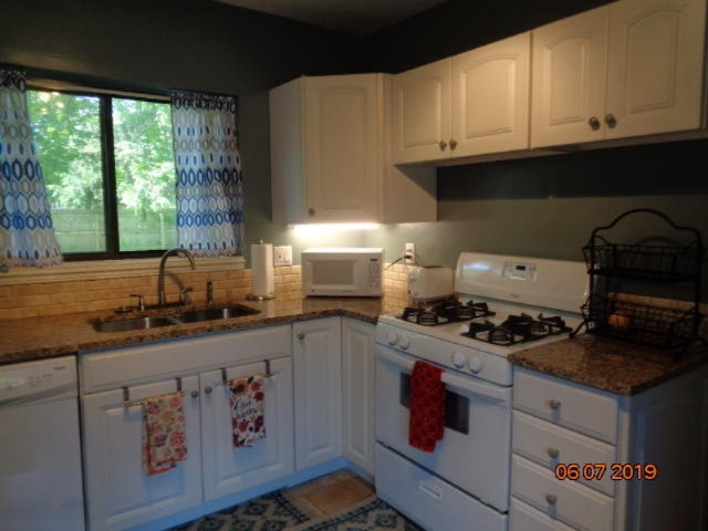 636 Chippewa Road Benton Harbor, MI 49022 - Photo 4 of 31 DSC06195