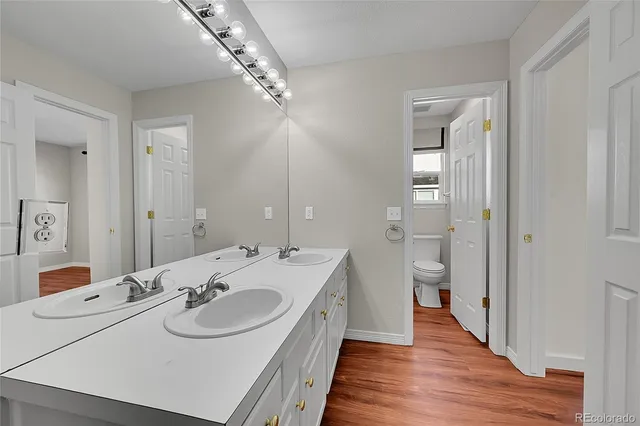 a en suite bathroom with a double vanity sink and a mirror