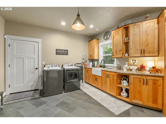 $1,179,900 | 121 Wild Goose Lane, Roseburg, OR 97470