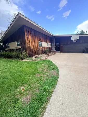 $260,000 | 920 36th Street, Moline, IL 61265