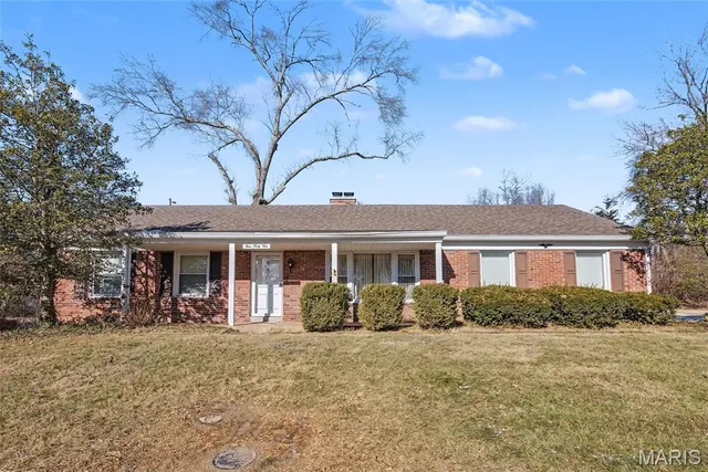 $289,900 | 945 Warwick Lane, Ballwin, MO 63011
