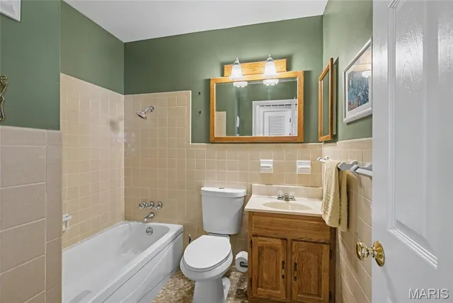 $289,900 | 945 Warwick Lane, Ballwin, MO 63011