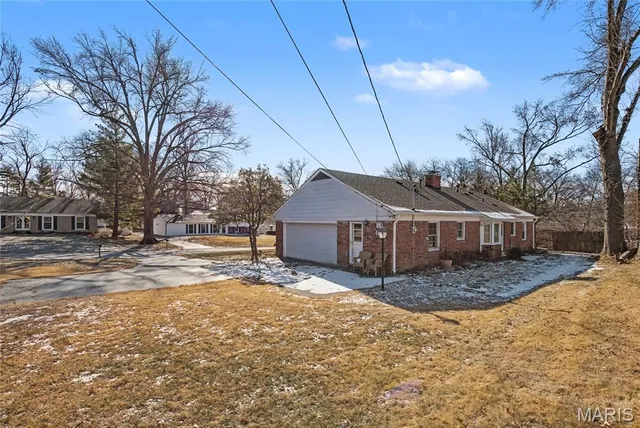 $289,900 | 945 Warwick Lane, Ballwin, MO 63011