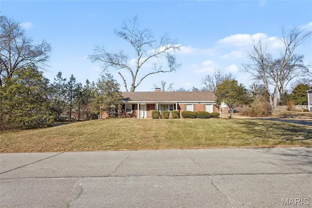 $289,900 | 945 Warwick Lane, Ballwin, MO 63011