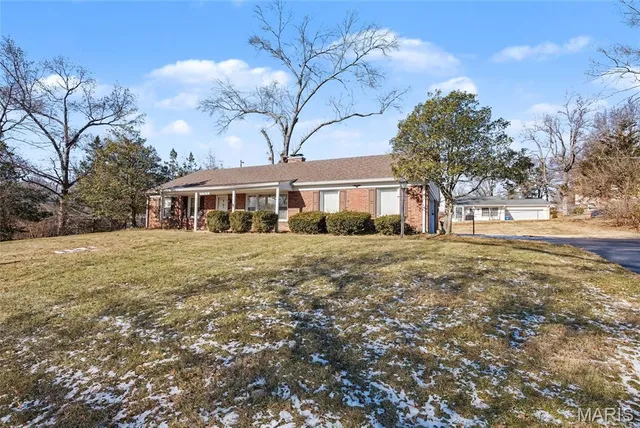 $289,900 | 945 Warwick Lane, Ballwin, MO 63011