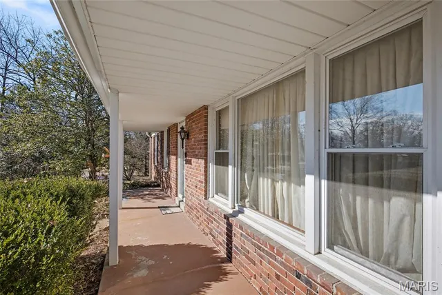 $289,900 | 945 Warwick Lane, Ballwin, MO 63011