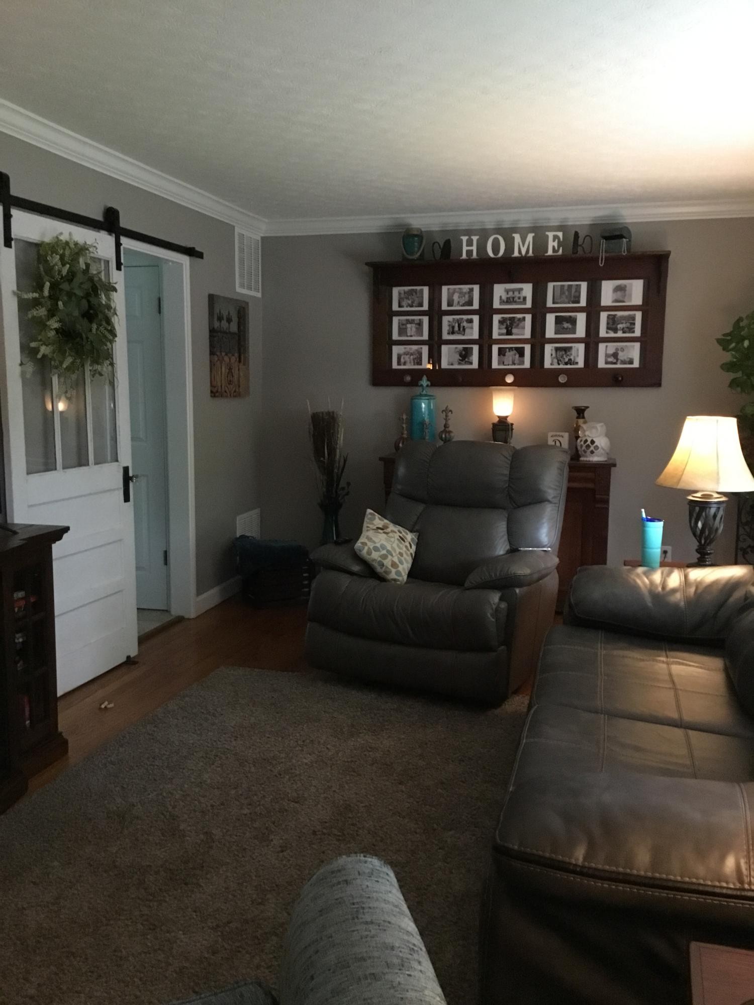 121 East Arrowwood Road Oak Ridge, TN 37830 - Photo 11 of 26 a living room with furniture and a lamp