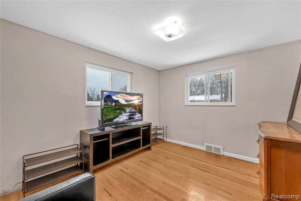 1005 Canterbury Road Grosse Pointe Woods, MI 48236 - Photo 23 of 33