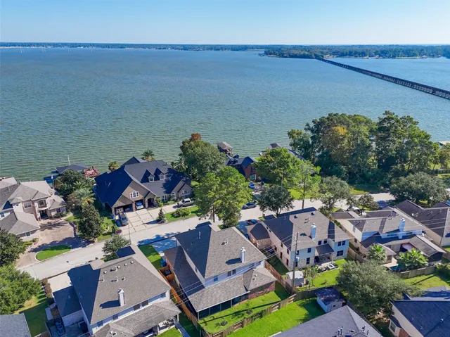 a view of a house with a yard and plants