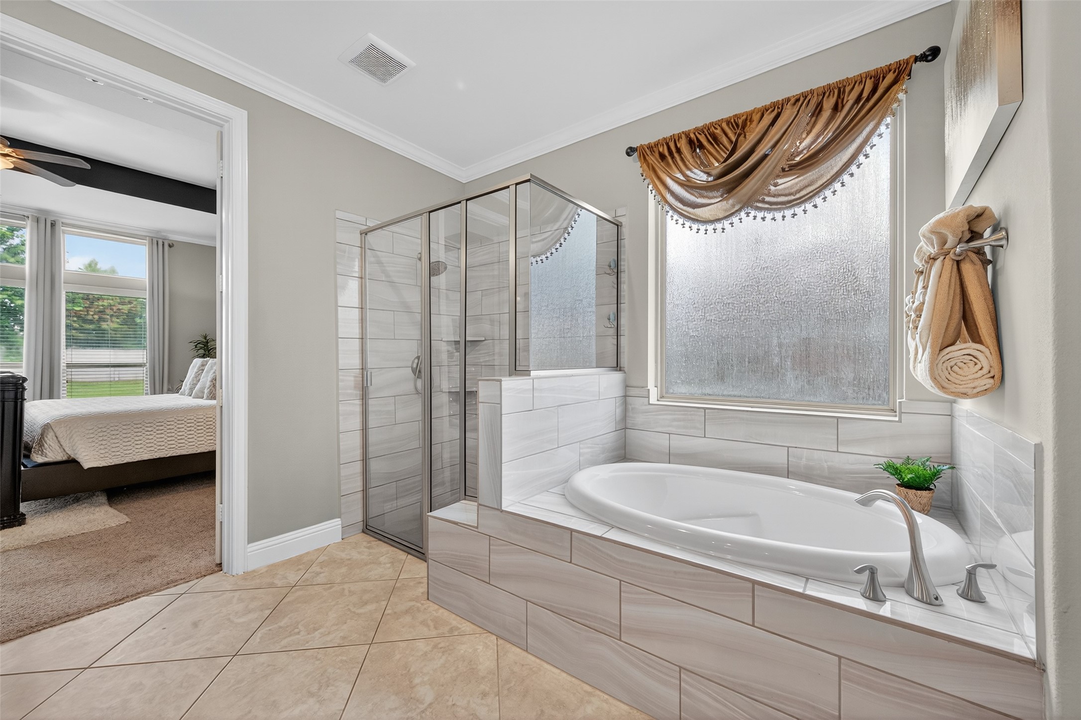 4719 Prairie Springs Lane Rosharon, TX 77583 - Photo 17 of 33 a bathroom with a sink a bathtub and a shower
