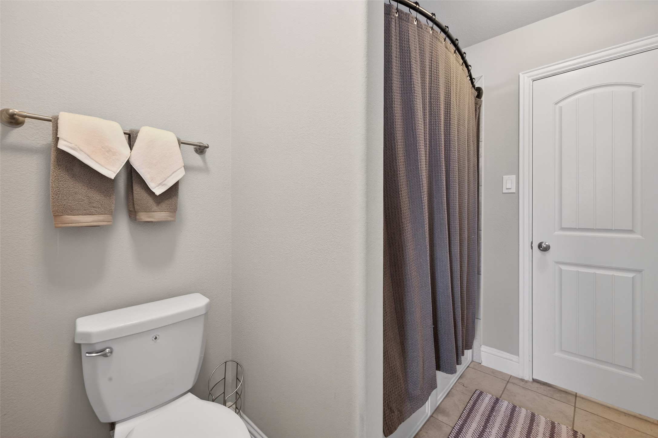 4719 Prairie Springs Lane Rosharon, TX 77583 - Photo 29 of 33 a bathroom with a toilet and a mirror