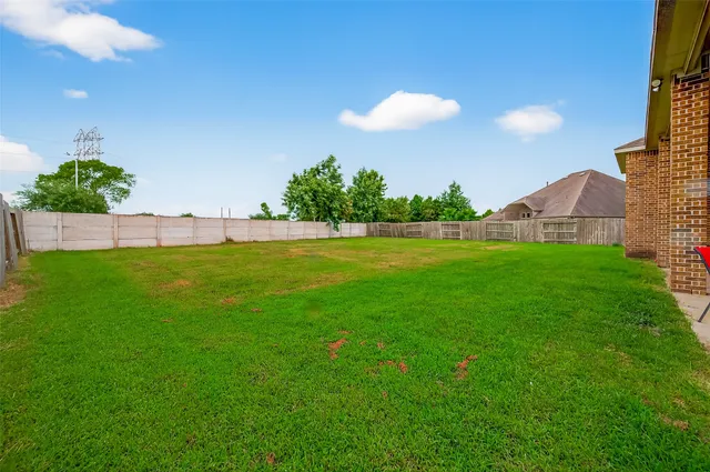 a view of a backyard