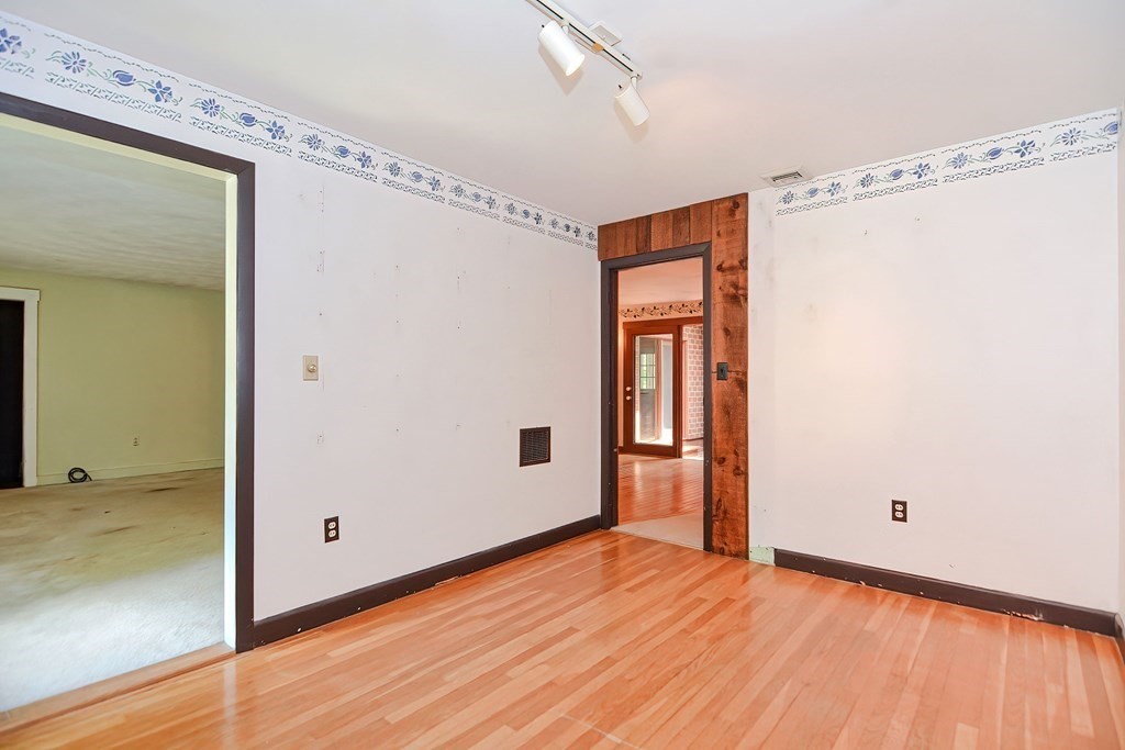 31 Reservoir Road Lunenburg, MA 01462 - Photo 15 of 26