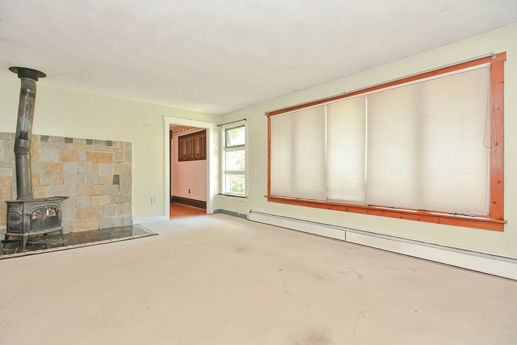 31 Reservoir Road Lunenburg, MA 01462 - Photo 4 of 26