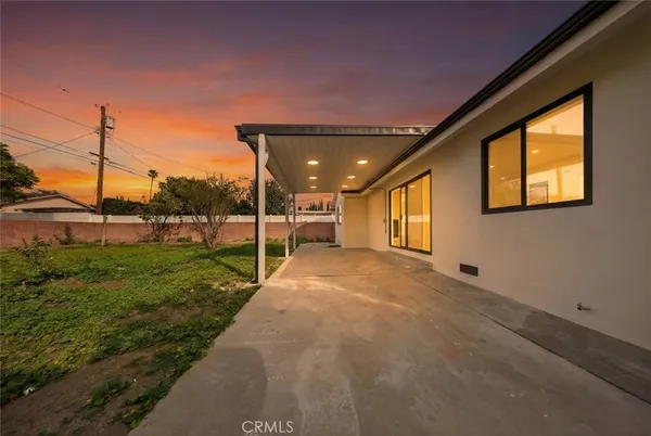a view of a house with backyard and deck
