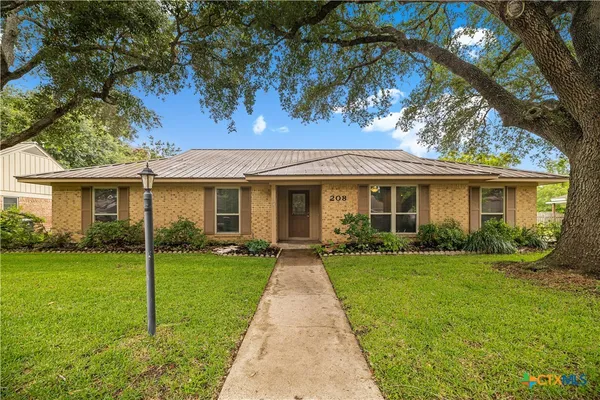 $329,000 | 208 Berkshire Lane, Victoria, TX 77904