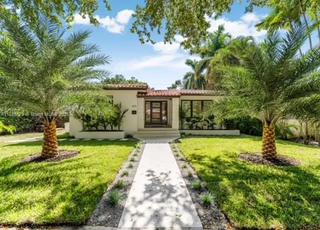 a view of a house with a yard