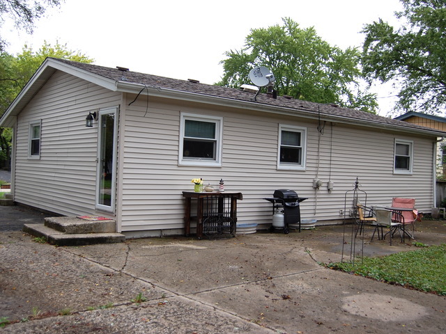 686 Walnut Road Wauconda, IL 60084 - Photo 20 of 21 a view of a house and that has a back side parked car