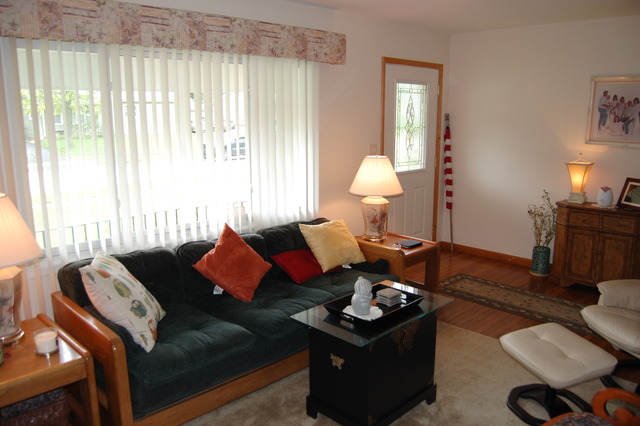 686 Walnut Road Wauconda, IL 60084 - Photo 5 of 21 a living room with furniture and a lamp