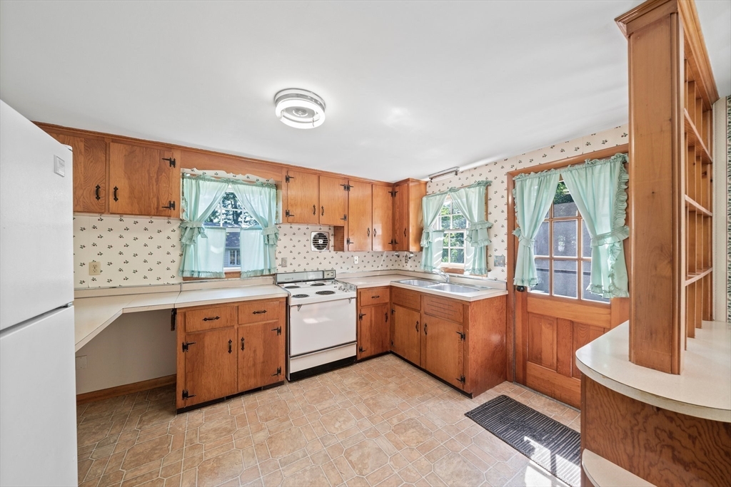 21 Jay Road Weymouth, MA 02190 - Photo 4 of 37 Gallery Image 4