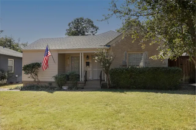 a front view of house with yard
