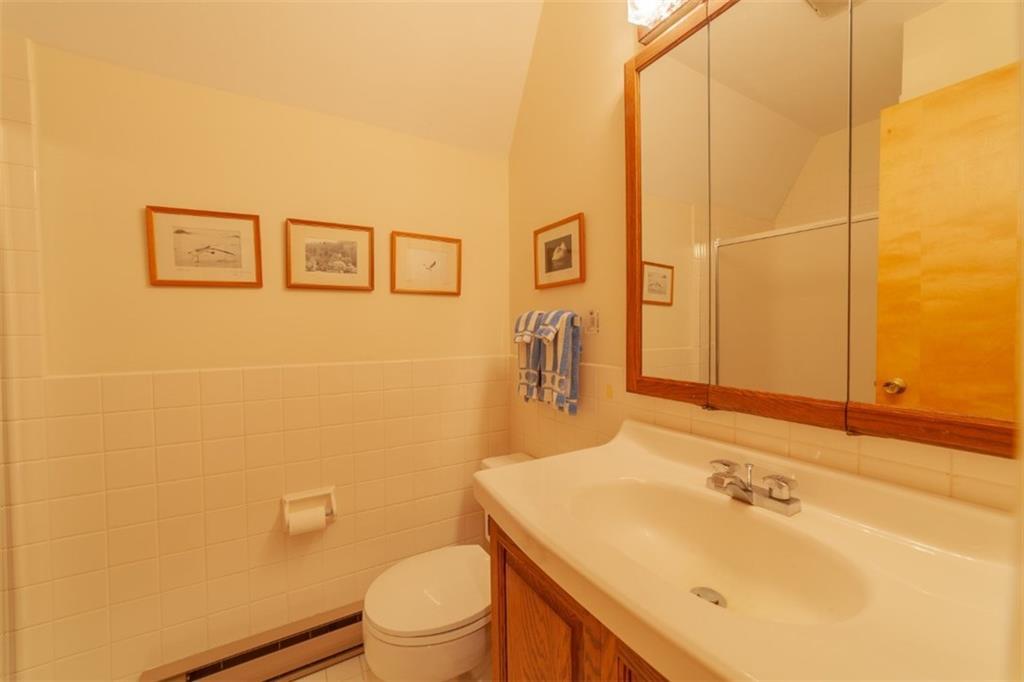 89 Appalachee Road Boothbay Harbor, ME 04538 - Photo 24 of 27 Guest bathroom with tub/shower, sink...