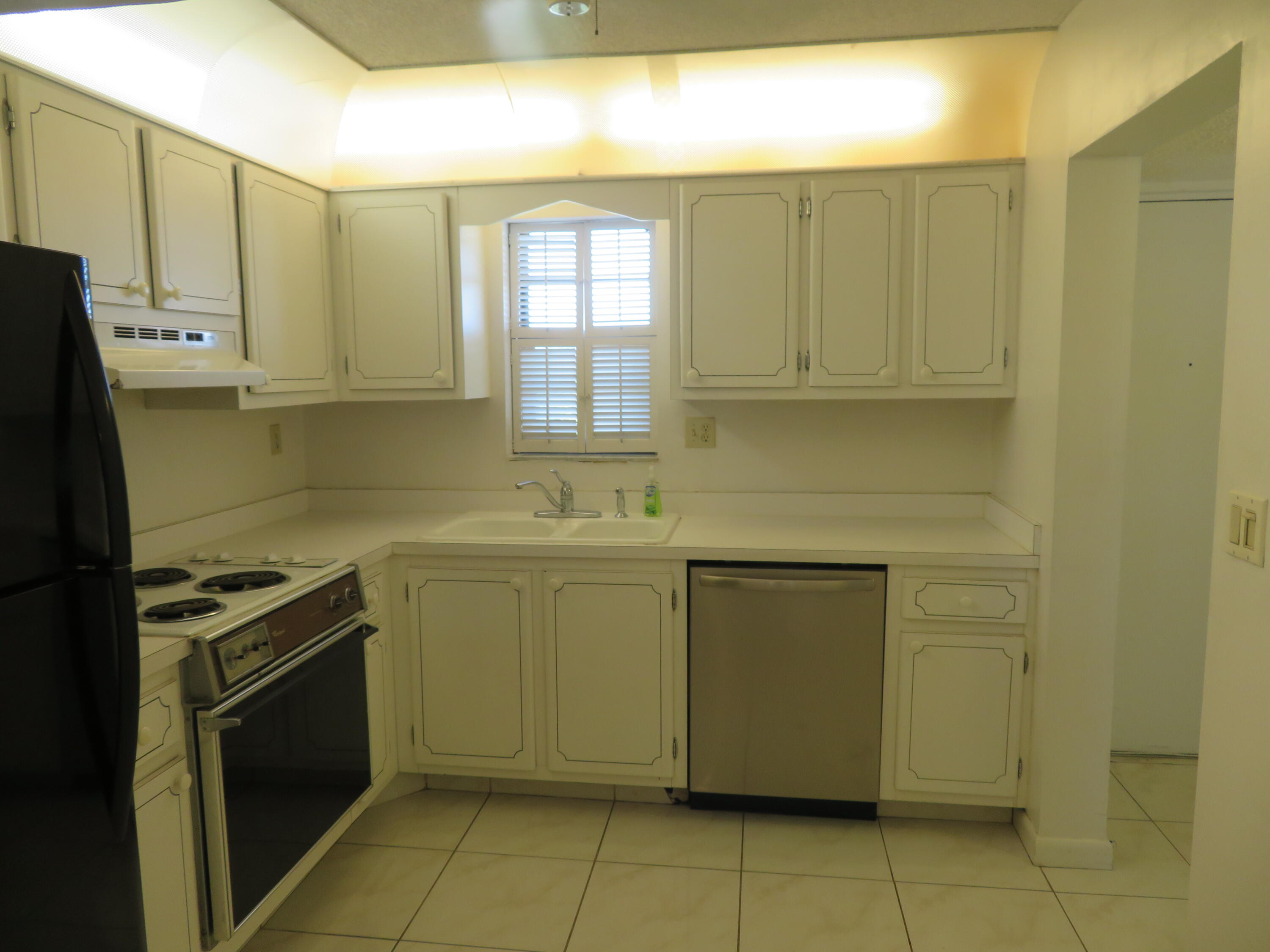 9233 Southwest 8th Street, Unit 409 Boca Raton, FL 33428 - Photo 26 of 40 36 9233-409 Kitchen1