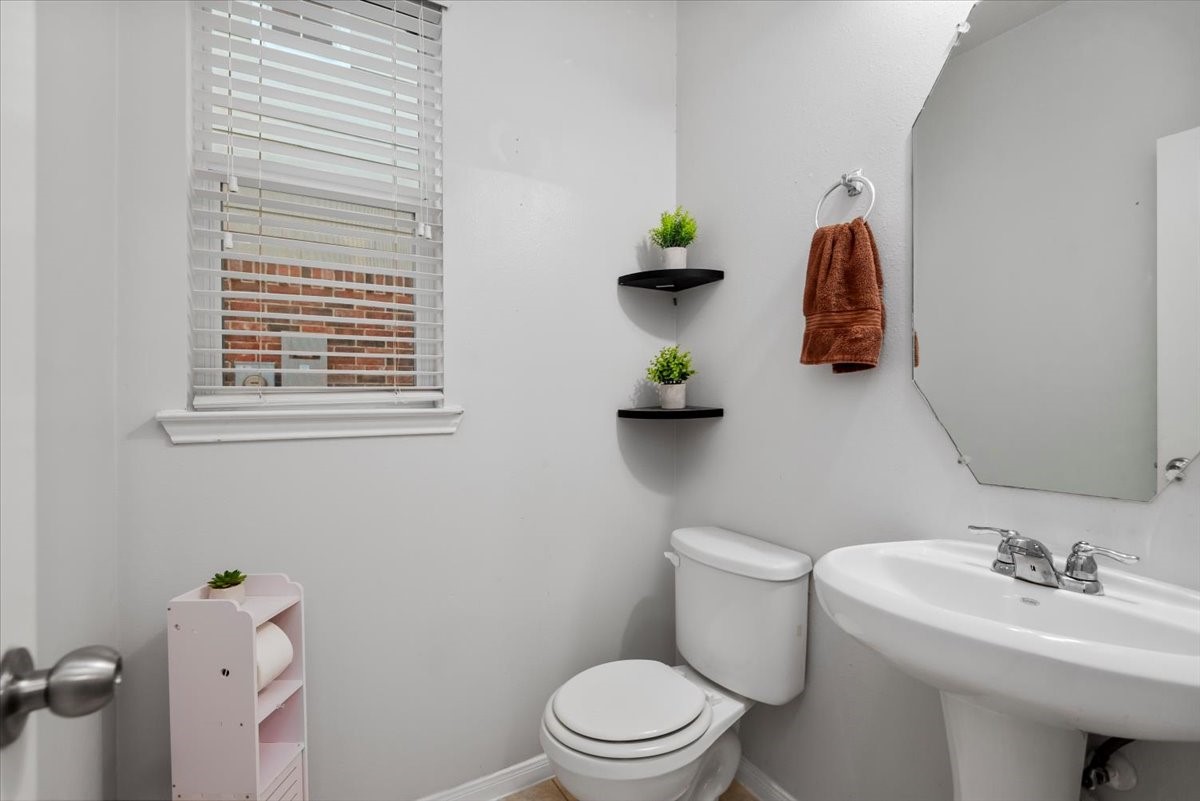 1827 Stieler Drive Houston, TX 77049 - Photo 8 of 39 Downstairs half bath