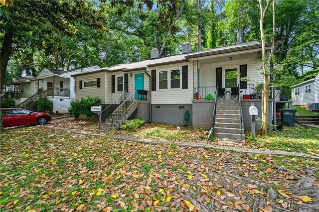 a view of a house with backyard
