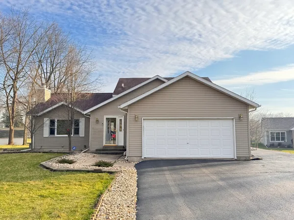 $274,900 | 406 Clover Court, Dixon, IL 61021