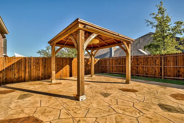 a view of a backyard