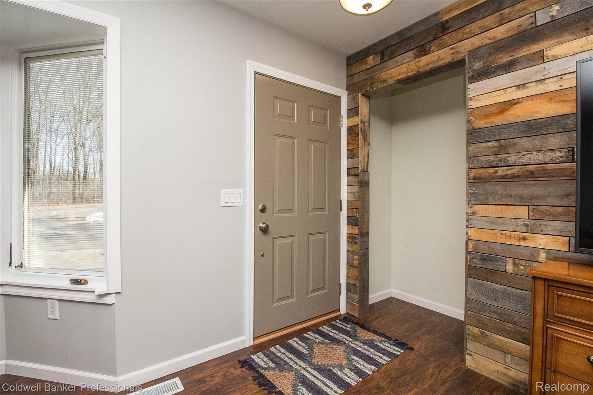 2550 Simpson Drive Rochester, MI 48309 - Photo 5 of 39 Entry