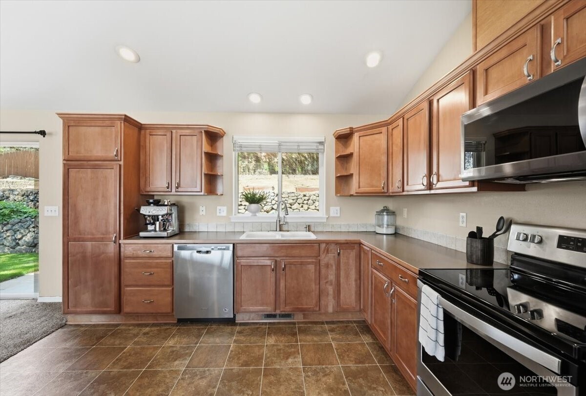 2132 West Honeysett Road Wenatchee, WA 98801 - Photo 8 of 38