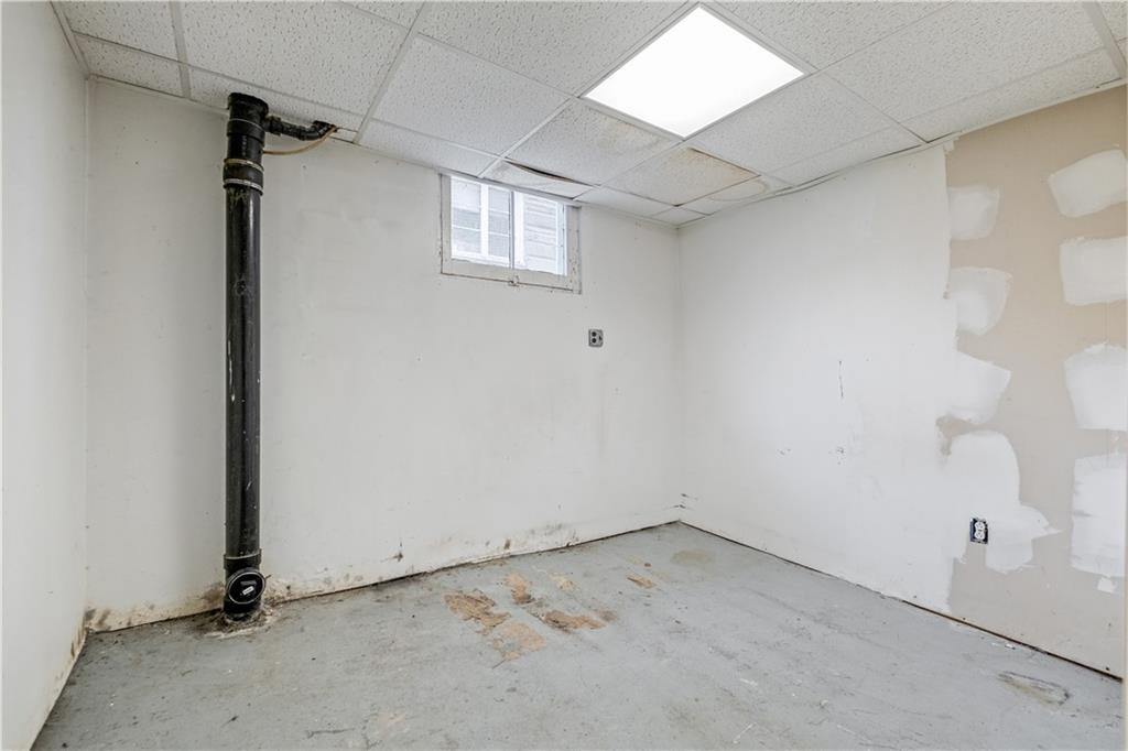 1306 Broadway Avenue McKees Rocks, PA 15136 - Photo 26 of 33 an empty room with a window