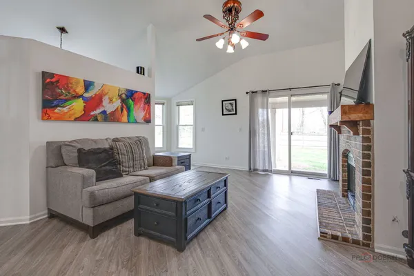 $625,000 | 212 Willow Parkway, Buffalo Grove, IL 60089