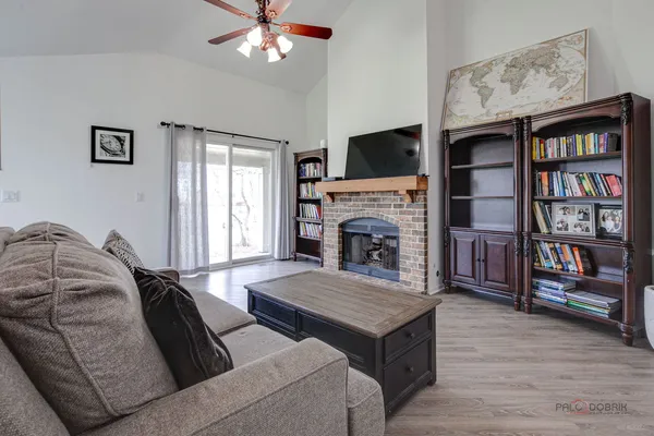 $625,000 | 212 Willow Parkway, Buffalo Grove, IL 60089