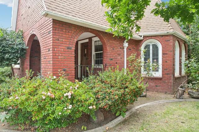 $949,000 | 2200 2nd Avenue, Sacramento, CA 95818